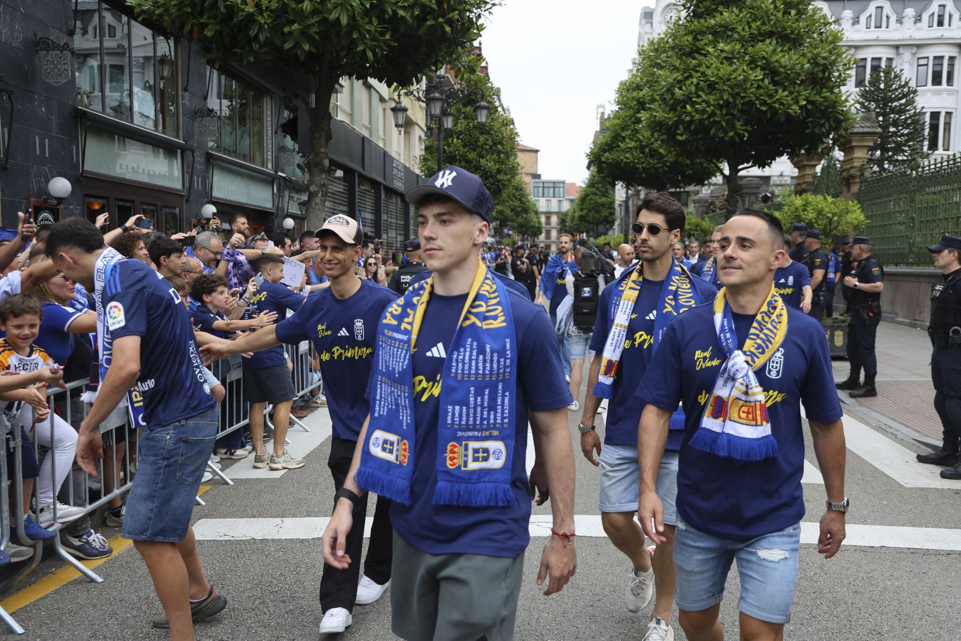 Fiesta eterna en Oviedo tras el ansiado ascenso a Primera