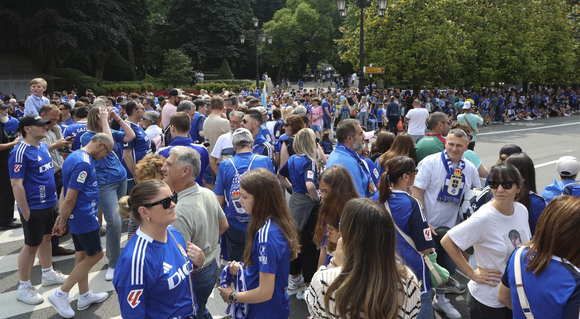Fiesta eterna en Oviedo tras el ansiado ascenso a Primera