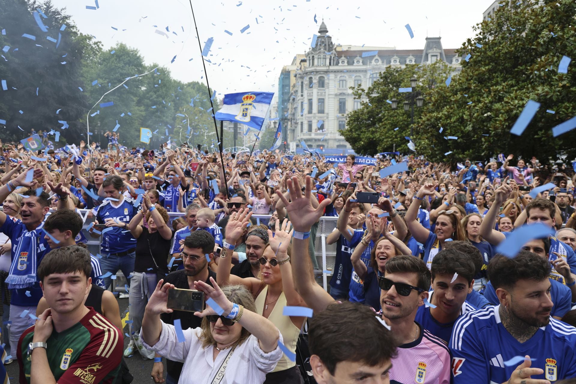 Fiesta eterna en Oviedo tras el ansiado ascenso a Primera