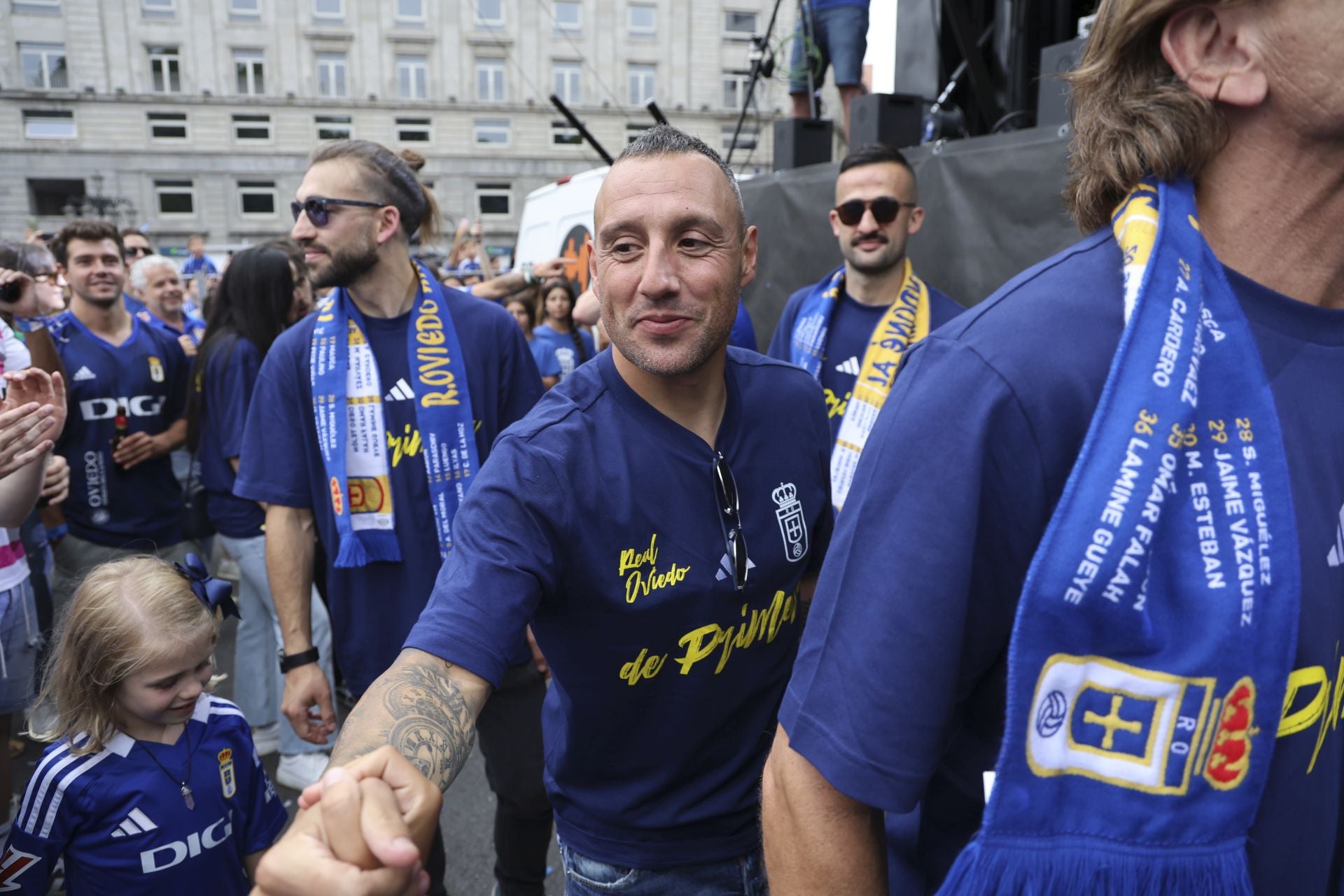 Fiesta eterna en Oviedo tras el ansiado ascenso a Primera