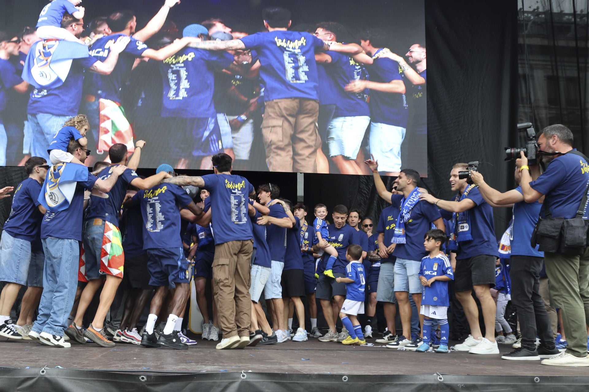 Fiesta eterna en Oviedo tras el ansiado ascenso a Primera