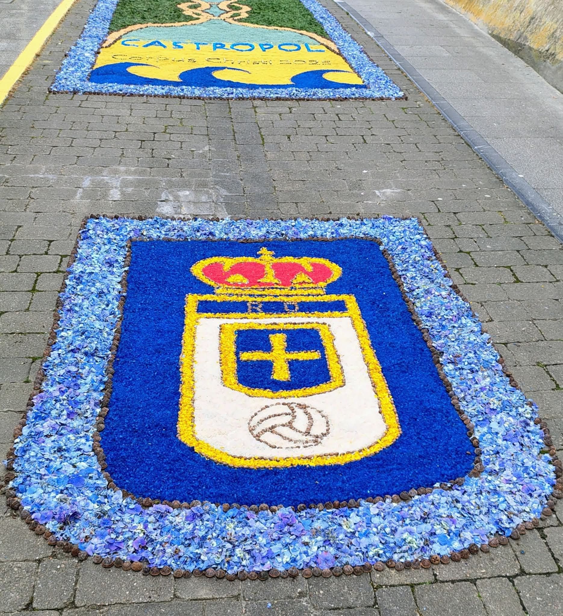 El ascenso del Real Oviedo se cuela en las alfombras florales del Corpus de Castropol