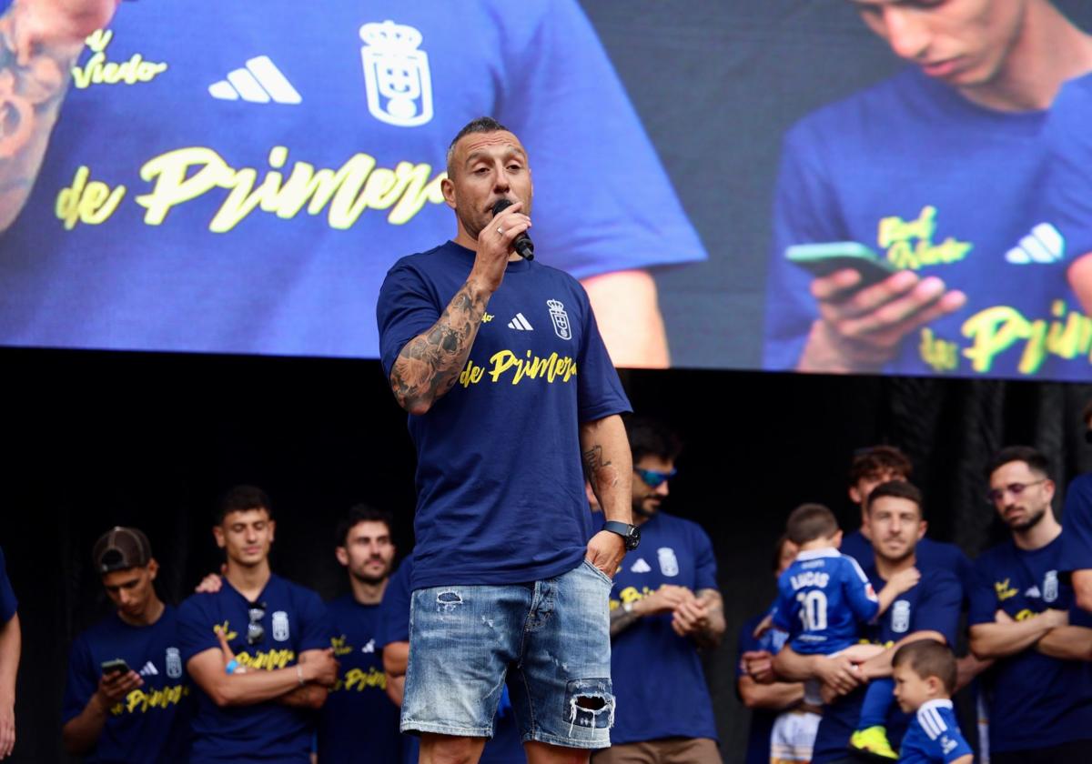 Santi Cazorla, durante las celebrciones por el ascenso del Real Oviedo.