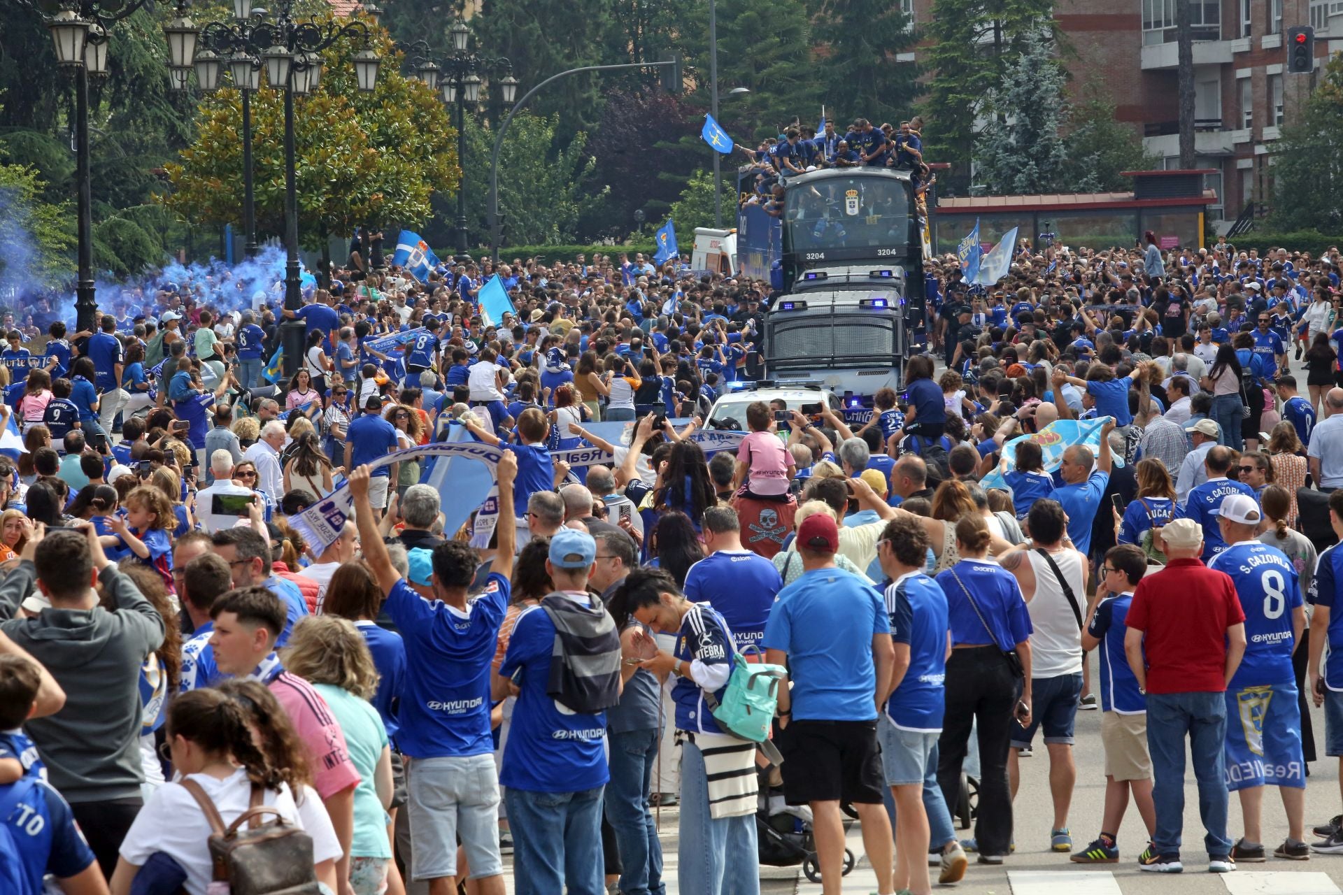Fiesta eterna en Oviedo tras el ansiado ascenso a Primera