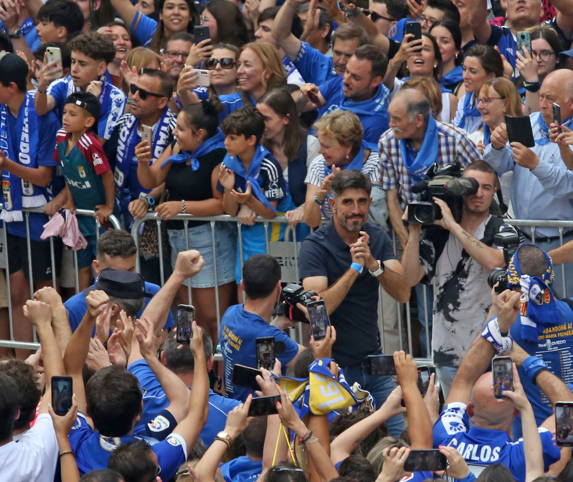 Fiesta eterna en Oviedo tras el ansiado ascenso a Primera