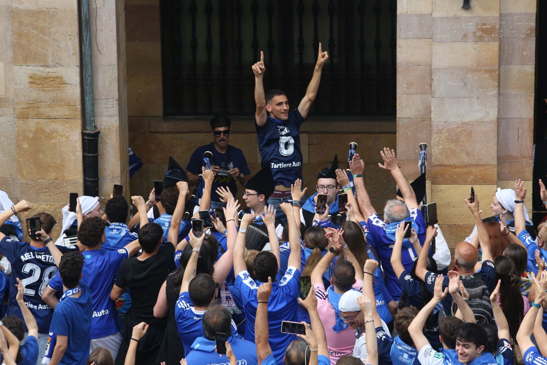 Fiesta eterna en Oviedo tras el ansiado ascenso a Primera
