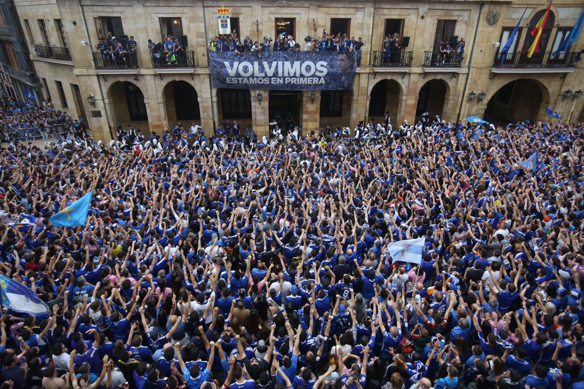 Fiesta eterna en Oviedo tras el ansiado ascenso a Primera