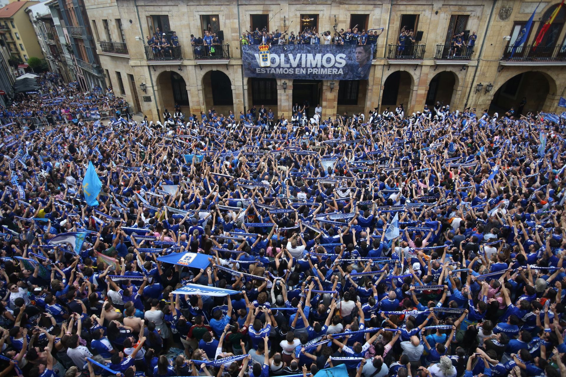 Fiesta eterna en Oviedo tras el ansiado ascenso a Primera