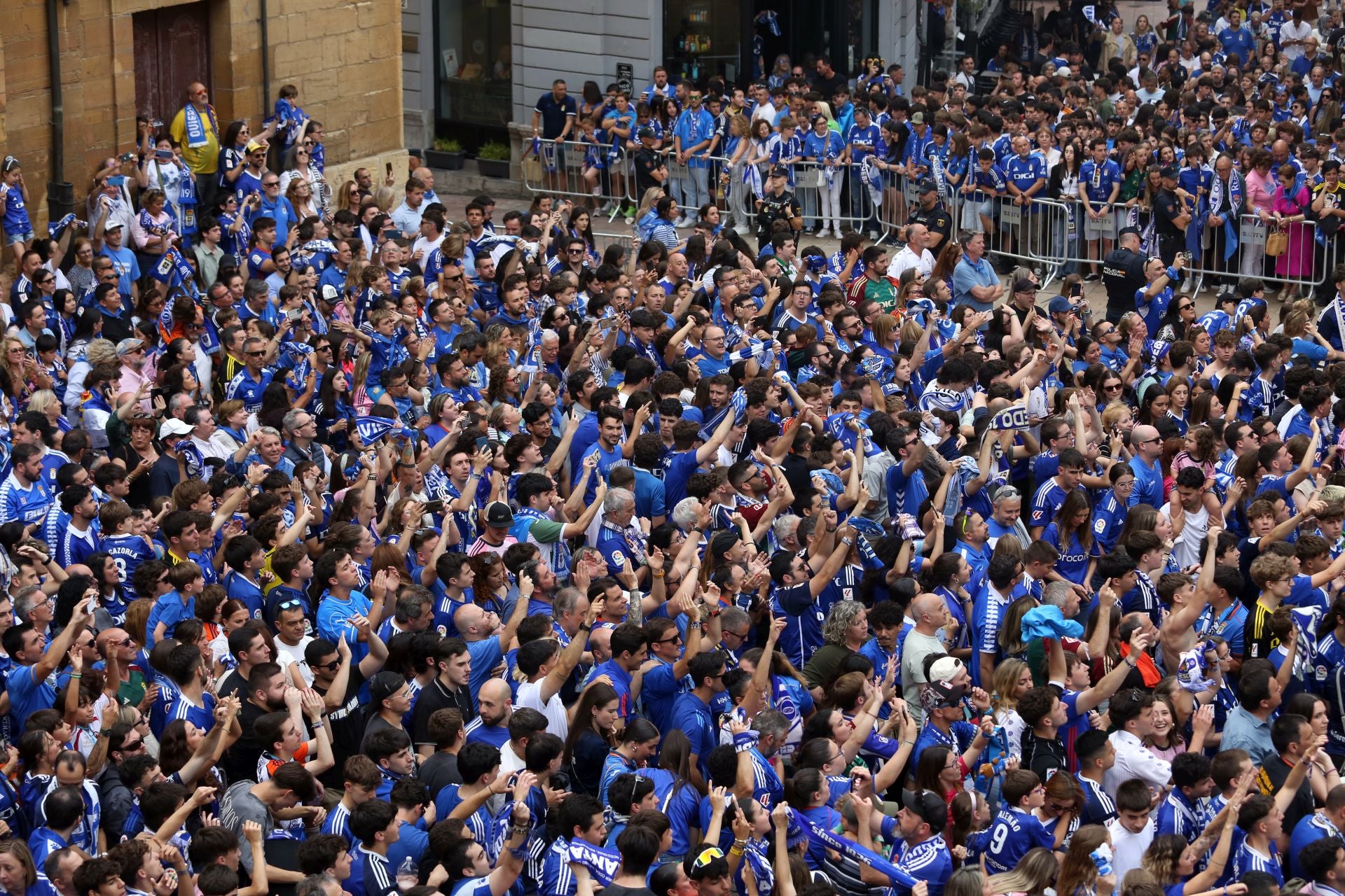 Fiesta eterna en Oviedo tras el ansiado ascenso a Primera