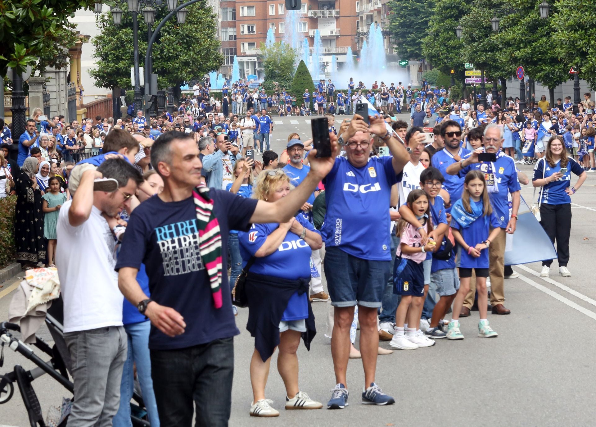 Fiesta eterna en Oviedo tras el ansiado ascenso a Primera