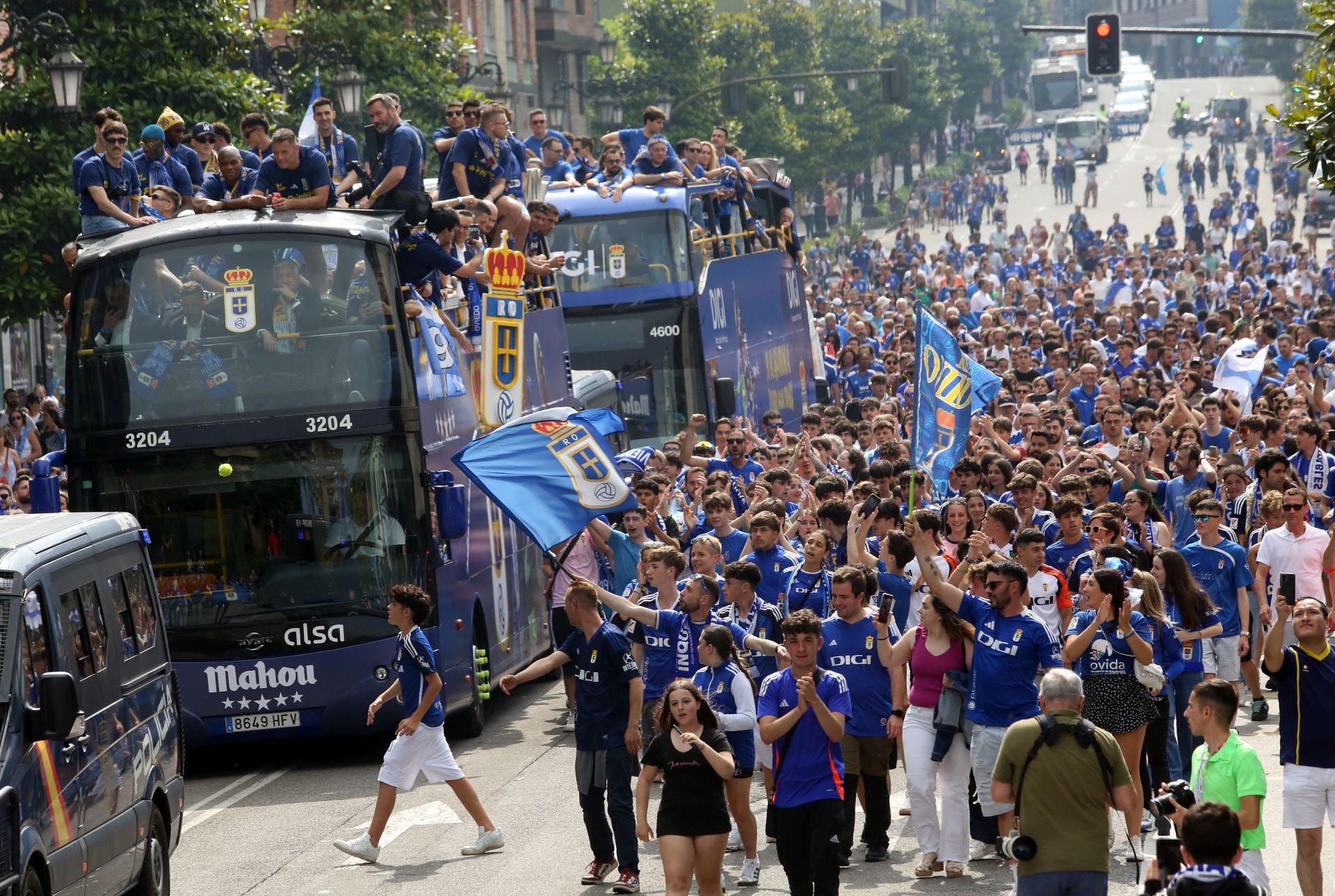 Fiesta eterna en Oviedo tras el ansiado ascenso a Primera