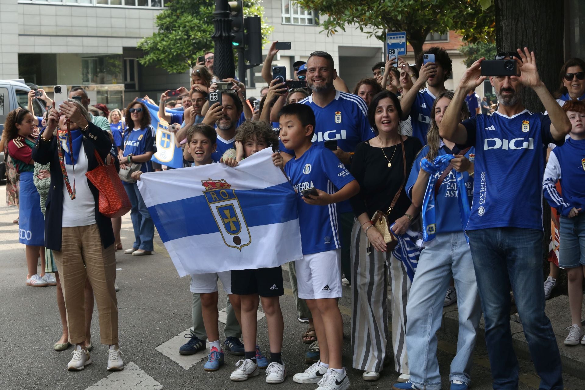 Fiesta eterna en Oviedo tras el ansiado ascenso a Primera