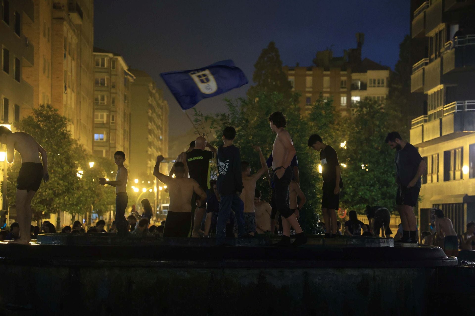 Locura y celebración en Oviedo por volver a Primera