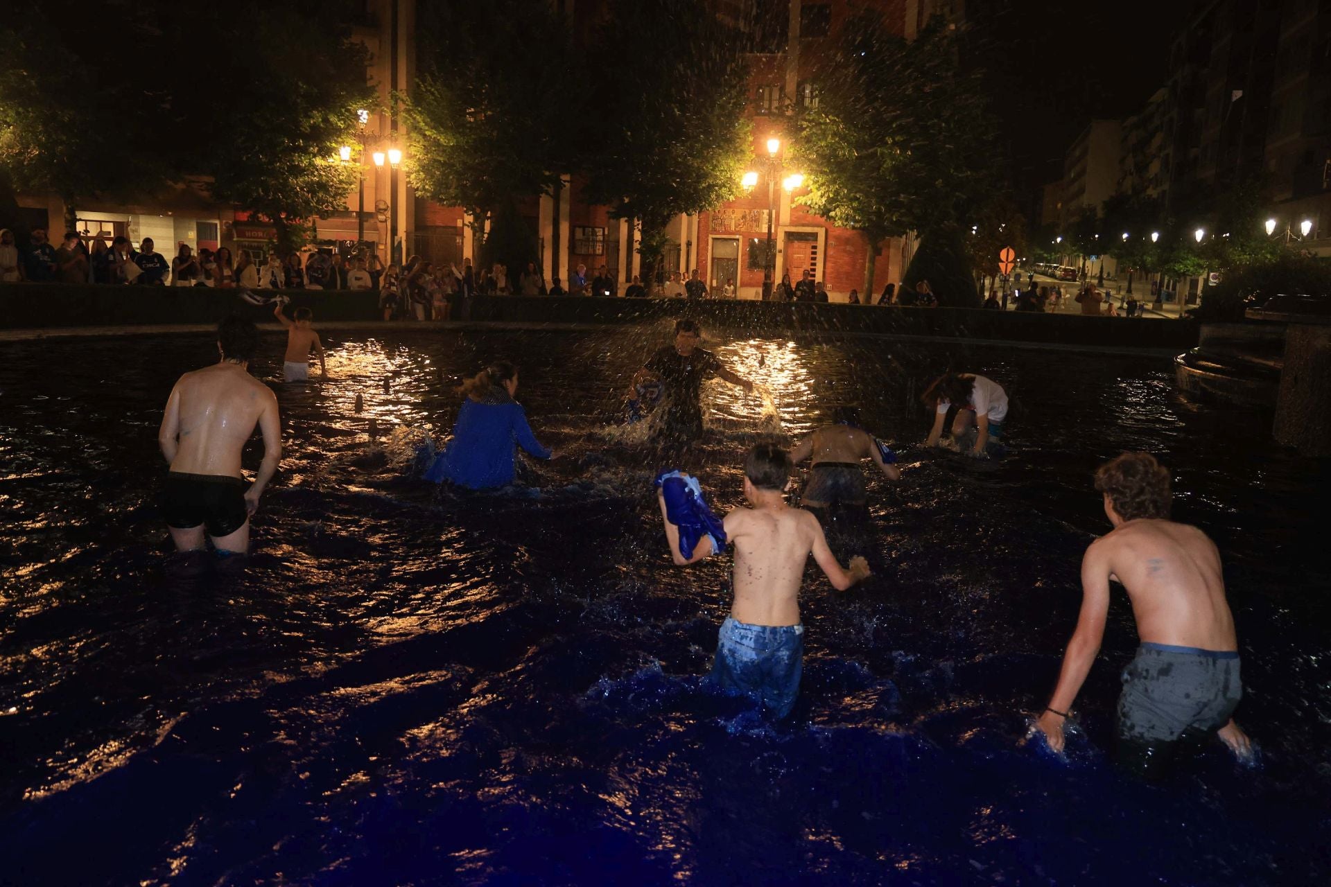Locura y celebración en Oviedo por volver a Primera