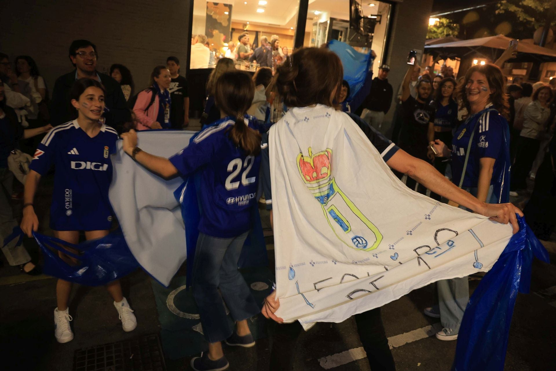 Locura y celebración en Oviedo por volver a Primera
