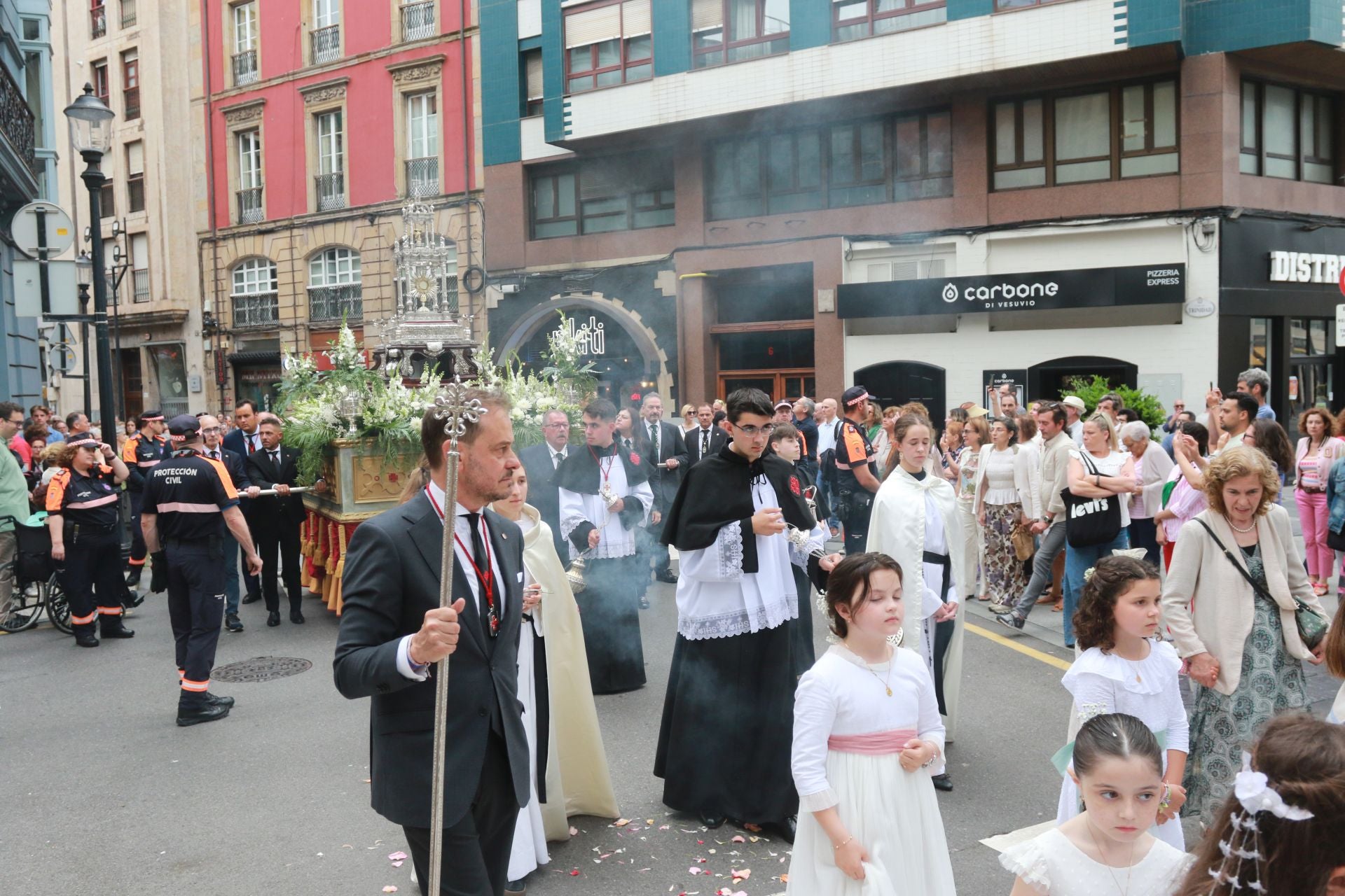 Gijón celebra la tradicional procesión del Corpus Christi