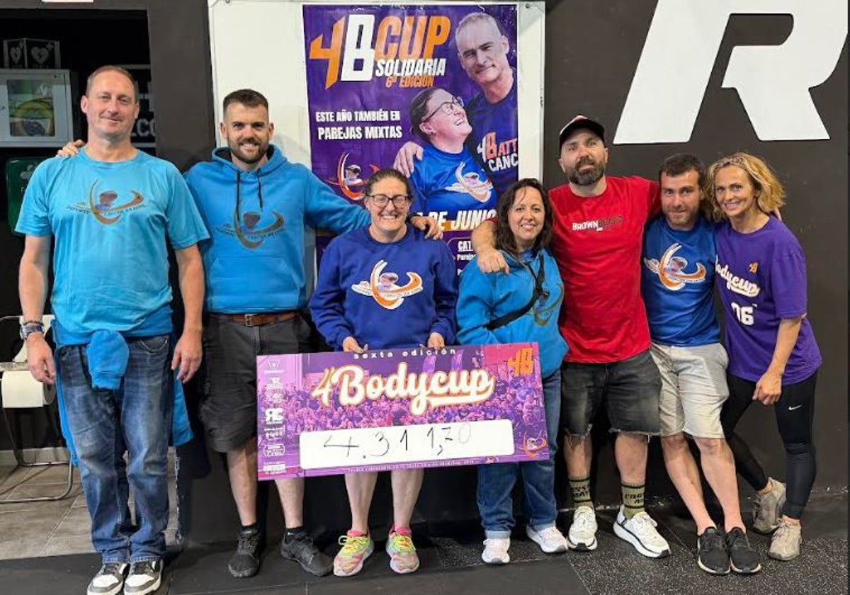 La organización entrega el cheque con la recaudación a la Asociación Deporte vs Cáncer Infantil.