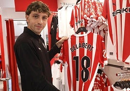 Gelabert, posando con su camiseta en la tienda oficial del Sporting hace unos meses.