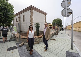 María López Castro, directora general de Infraestructuras del Ayuntamiento de Gijón, y el concejal Gilberto Villoria, en la calle Palafox, junto a la capilla de San Esteban del Mar.