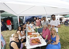 Una familia disfrutando de la comida popular en la parroquia de Tremañes.