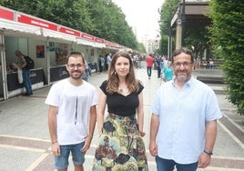 Los escritores Pelayo Olái, Marina Pangua y Pablo Rodríguez en la Feria del Libro de Xixón.
