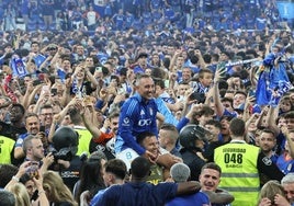 Cazorla, a hombros rodeado de la afición del Real Oviedo, que tomó el campo del Tartiere.