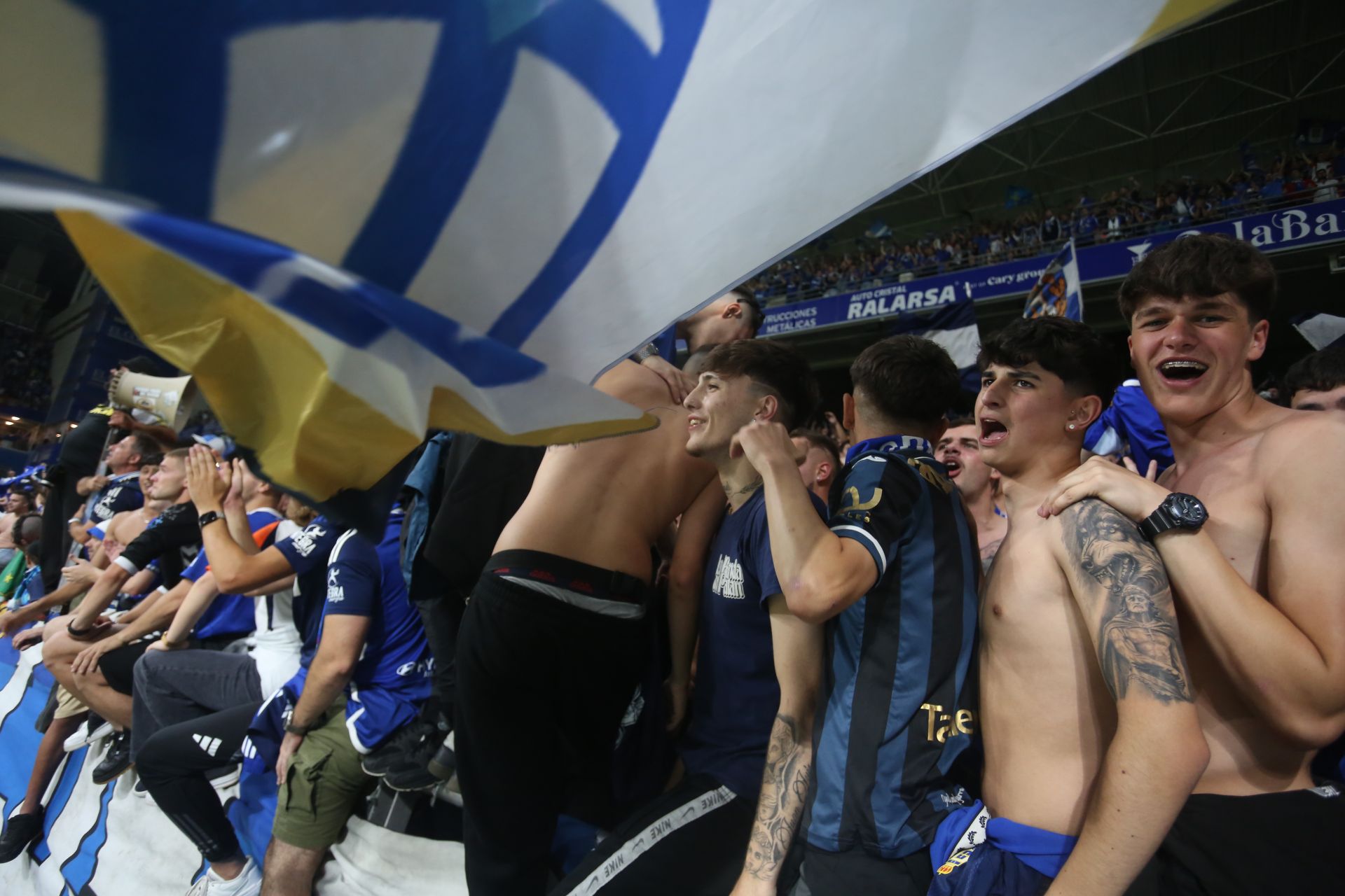 Y la afición oviedista invadió el Carlos Tartiere