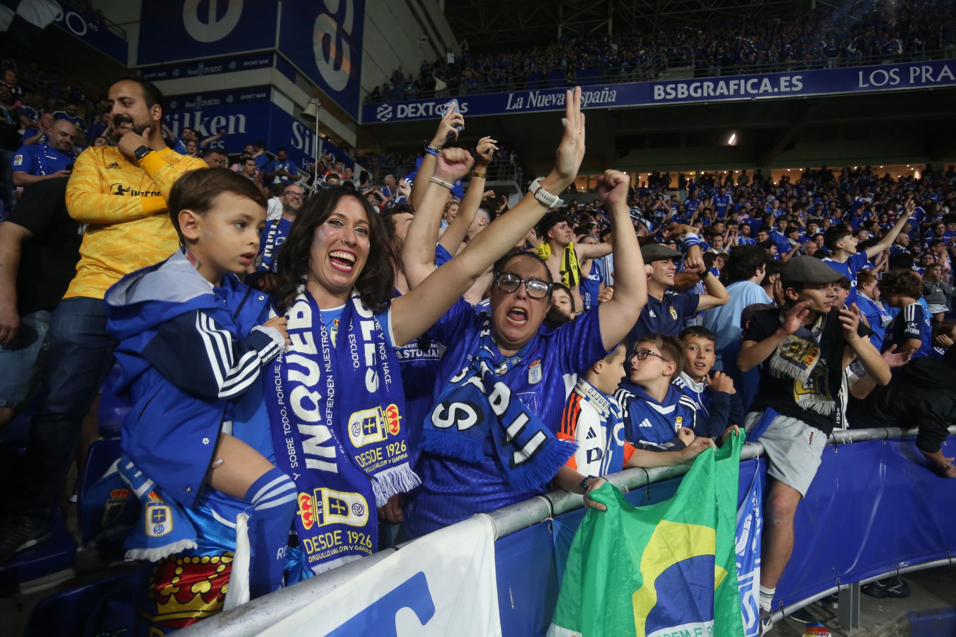 Y la afición oviedista invadió el Carlos Tartiere