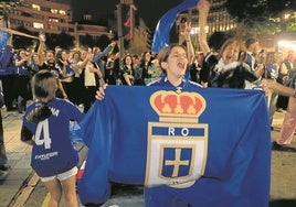 Una joven aficionada, al término del partido, cuando la locura por el ascenso se trasladó a las calles. fotos de juan carlos román
