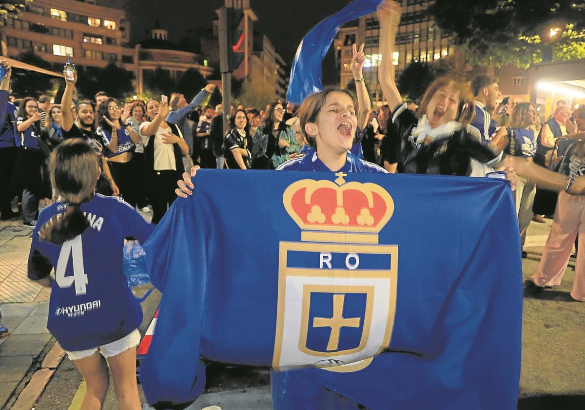 Una joven aficionada, al término del partido, cuando la locura por el ascenso se trasladó a las calles. fotos de juan carlos román