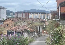 Imagen del felguerino barrio de El Puente, con innumerables casas en estado de abandono