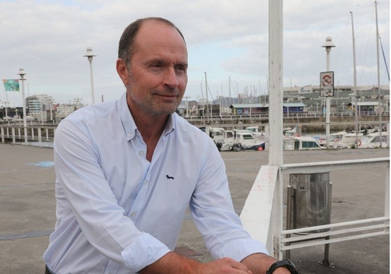 Mario Fernández Fraga, en el Puerto Deportivo.
