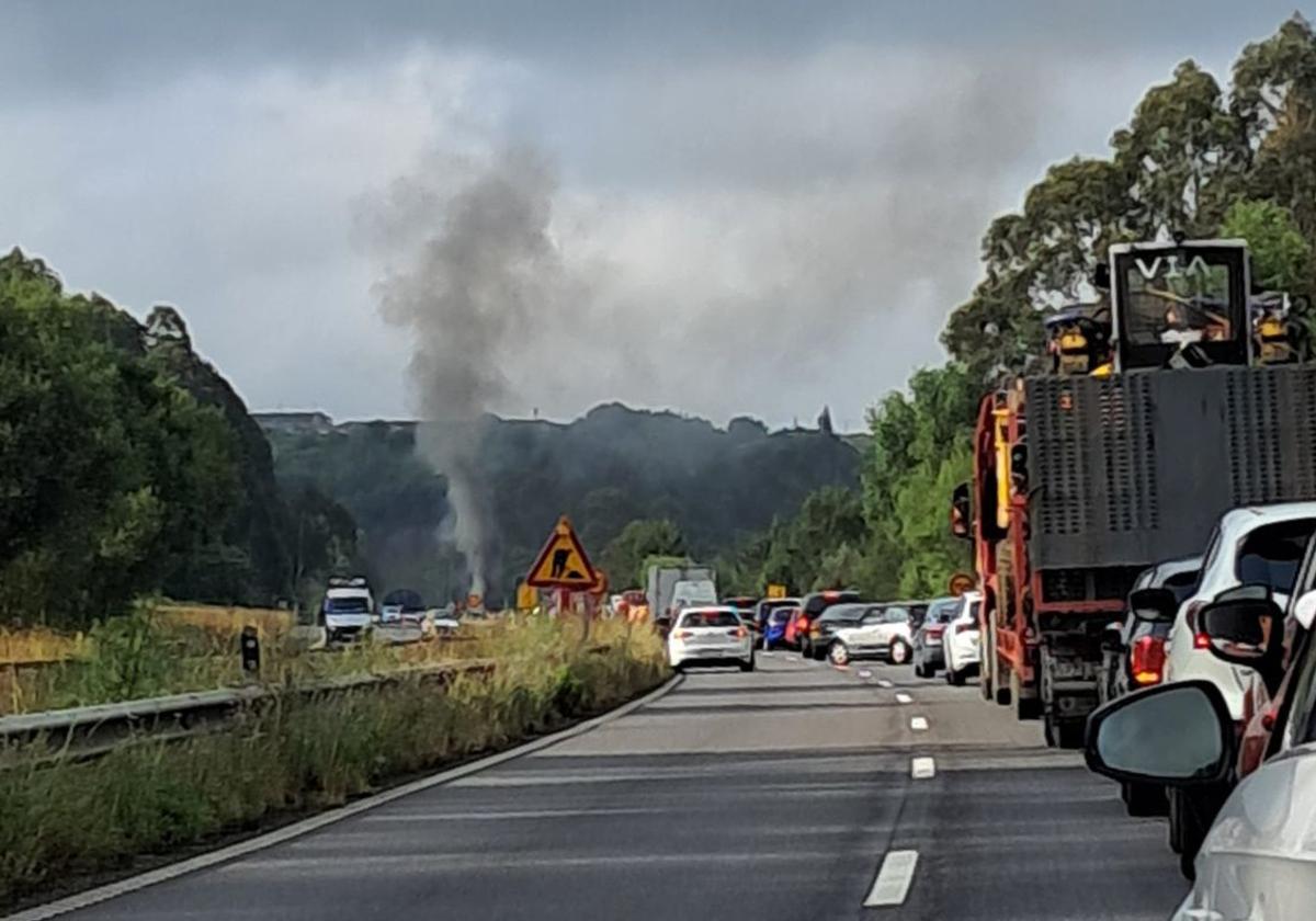 Decenas de vehículos retenidos en la autovía Minera por un coche ardiendo.