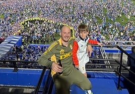 Gabriel Díaz, fisioterapeuta del Real Oviedo, con su hijo Lucas, este sábado en el Carlos Tartiere.