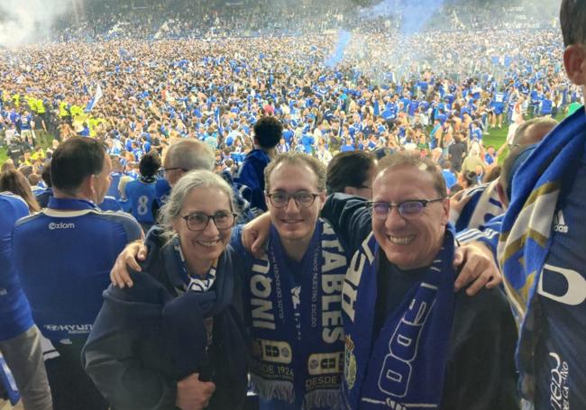Victoria Rubiera, junto a su hijo y esposo, ambos de nombre Miguel, celebrando el ascenso.