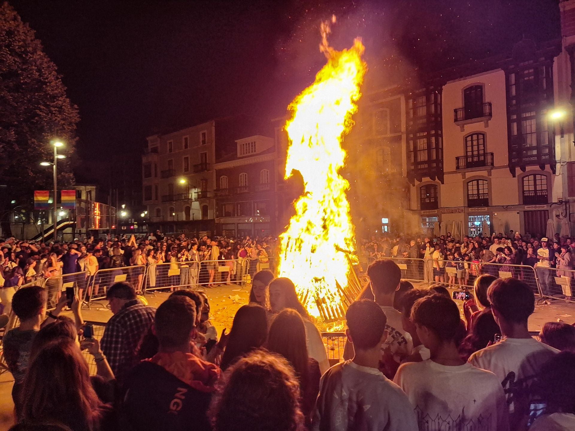 Las hogueras de San Juan iluminan la noche por toda Asturias