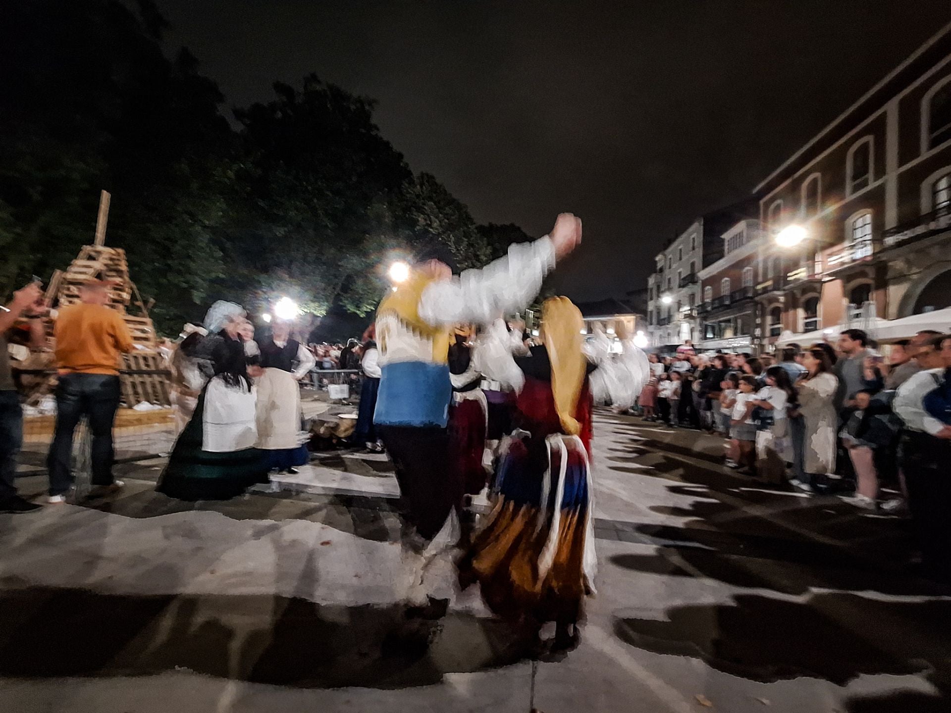Las hogueras de San Juan iluminan la noche por toda Asturias
