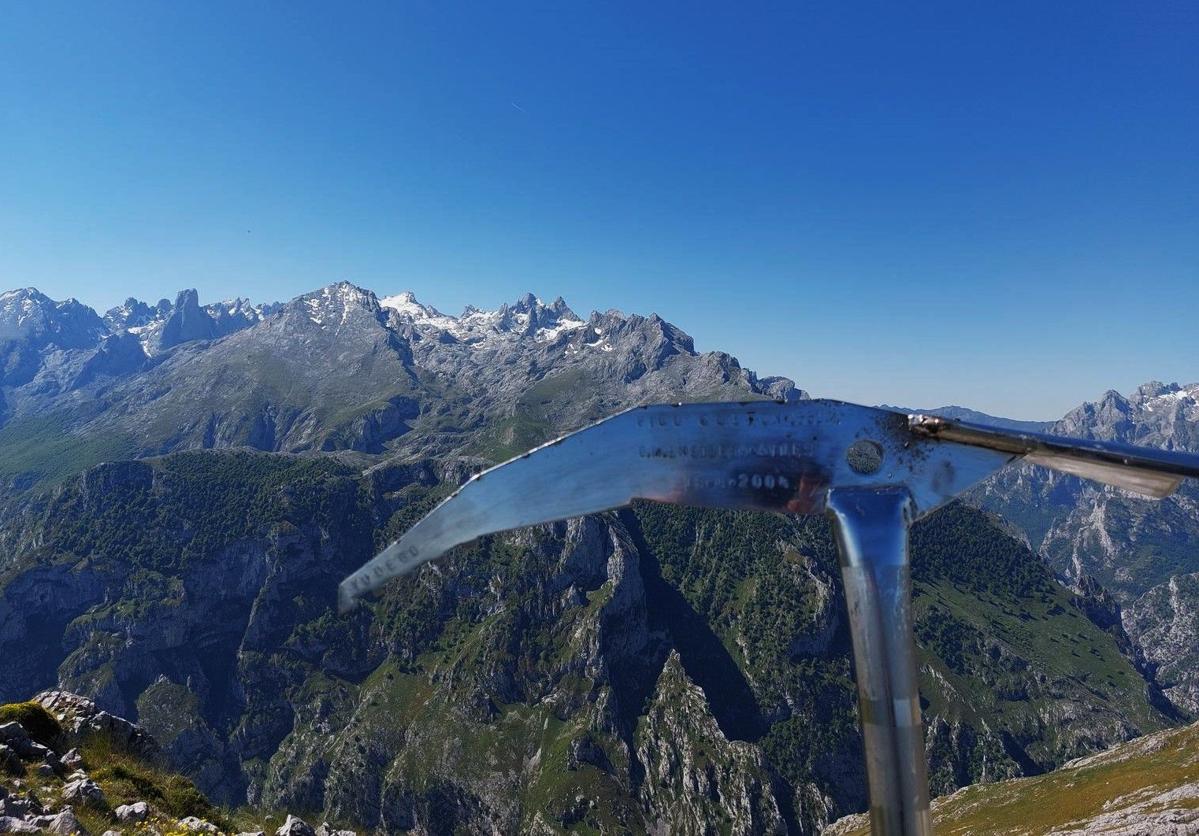 Cumbre del pico Cuetón, cima que alcanza esta ruta por territorios de Picos de Europa, con maravillosas y privilegiadas vistas hacia el macizo Central (Los Urrieles).