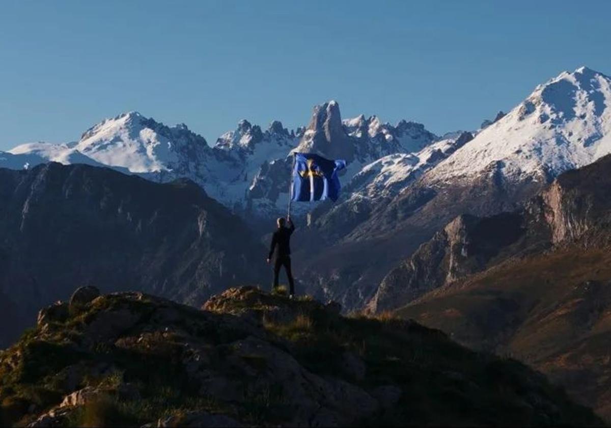 En lo alto, ondea la bandera de Asturias que da inicio al vídeo promocional del Gobierno regional con motivo del Día de la Bandera.
