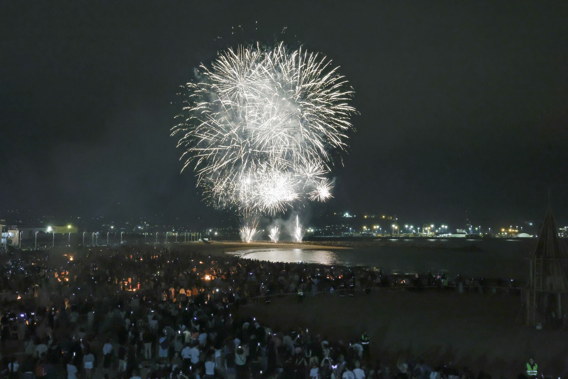 El fuego purifica Gijón en la noche de San Juan