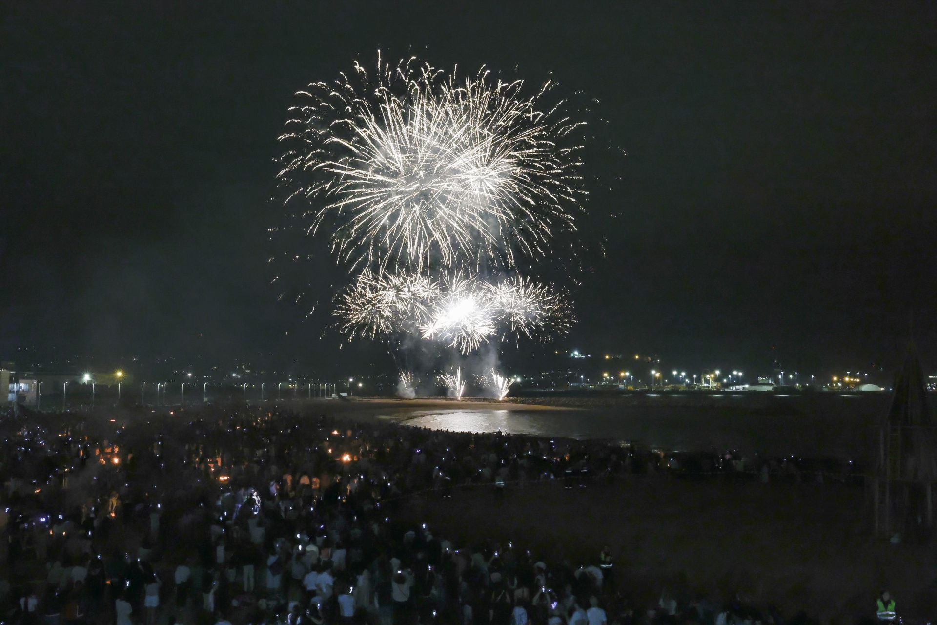 El fuego purifica Gijón en la noche de San Juan