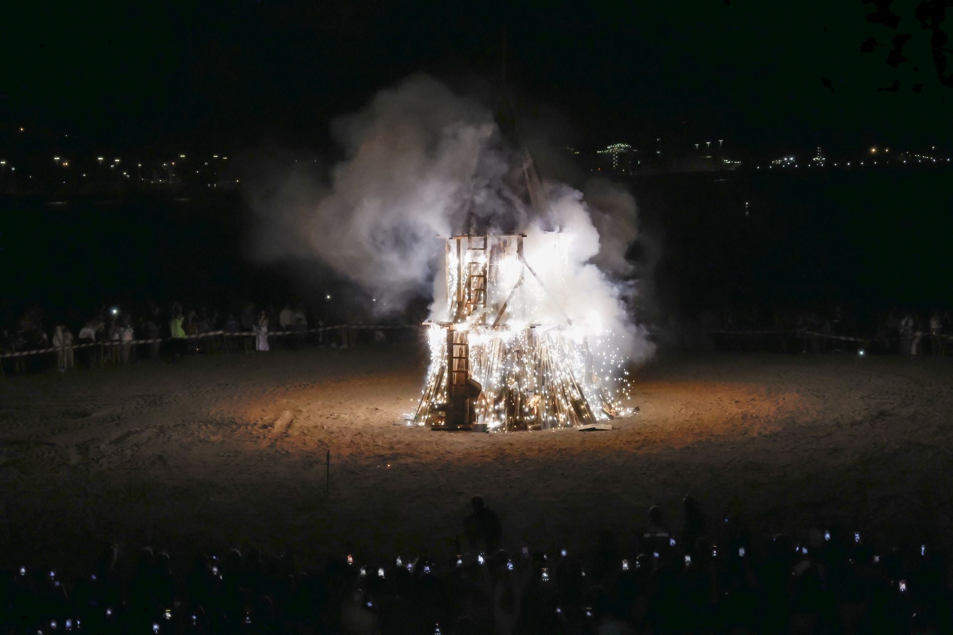 El fuego purifica Gijón en la noche de San Juan
