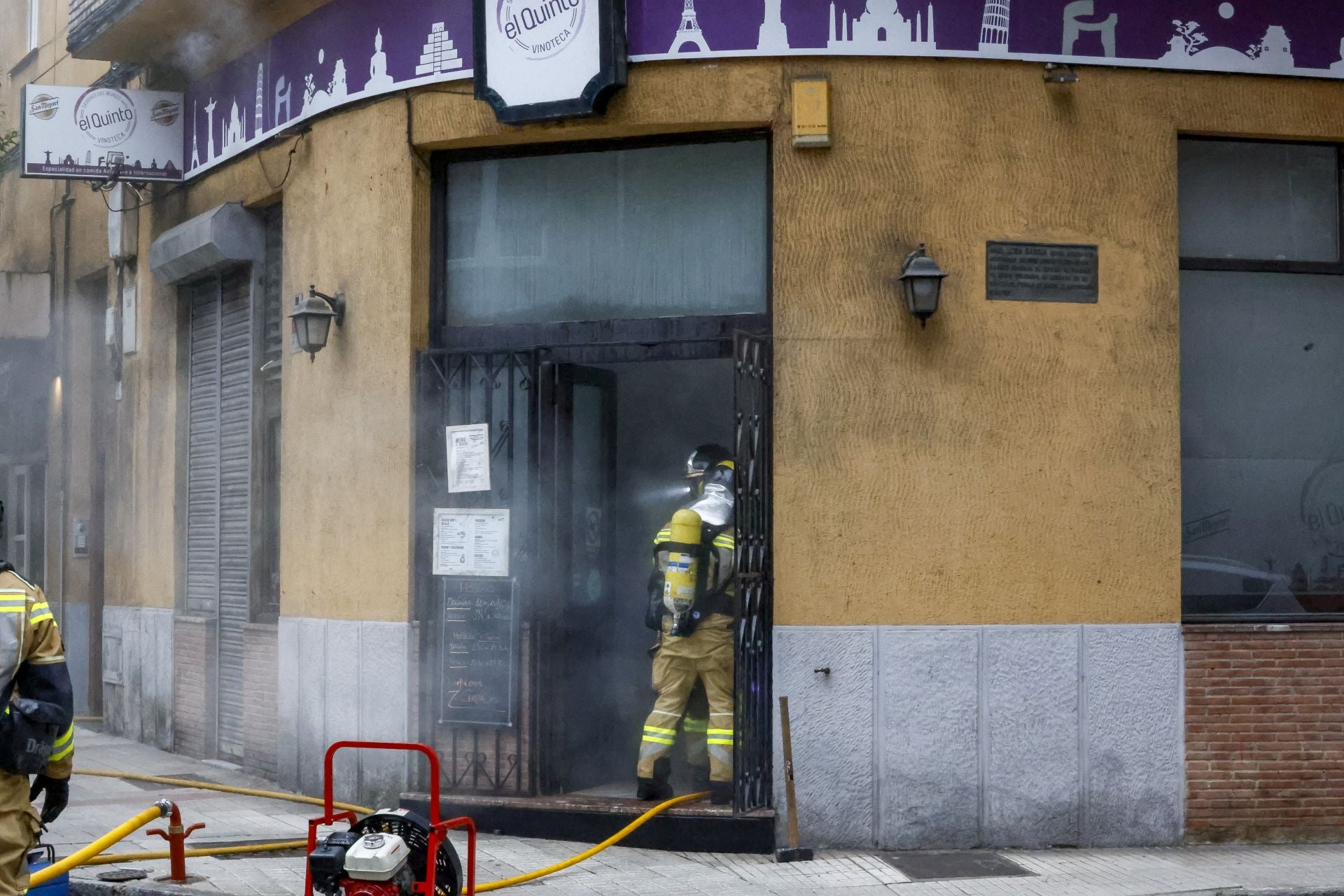 Se reactiva el incendio del restaurante-vinatería El Quinto de Gijón