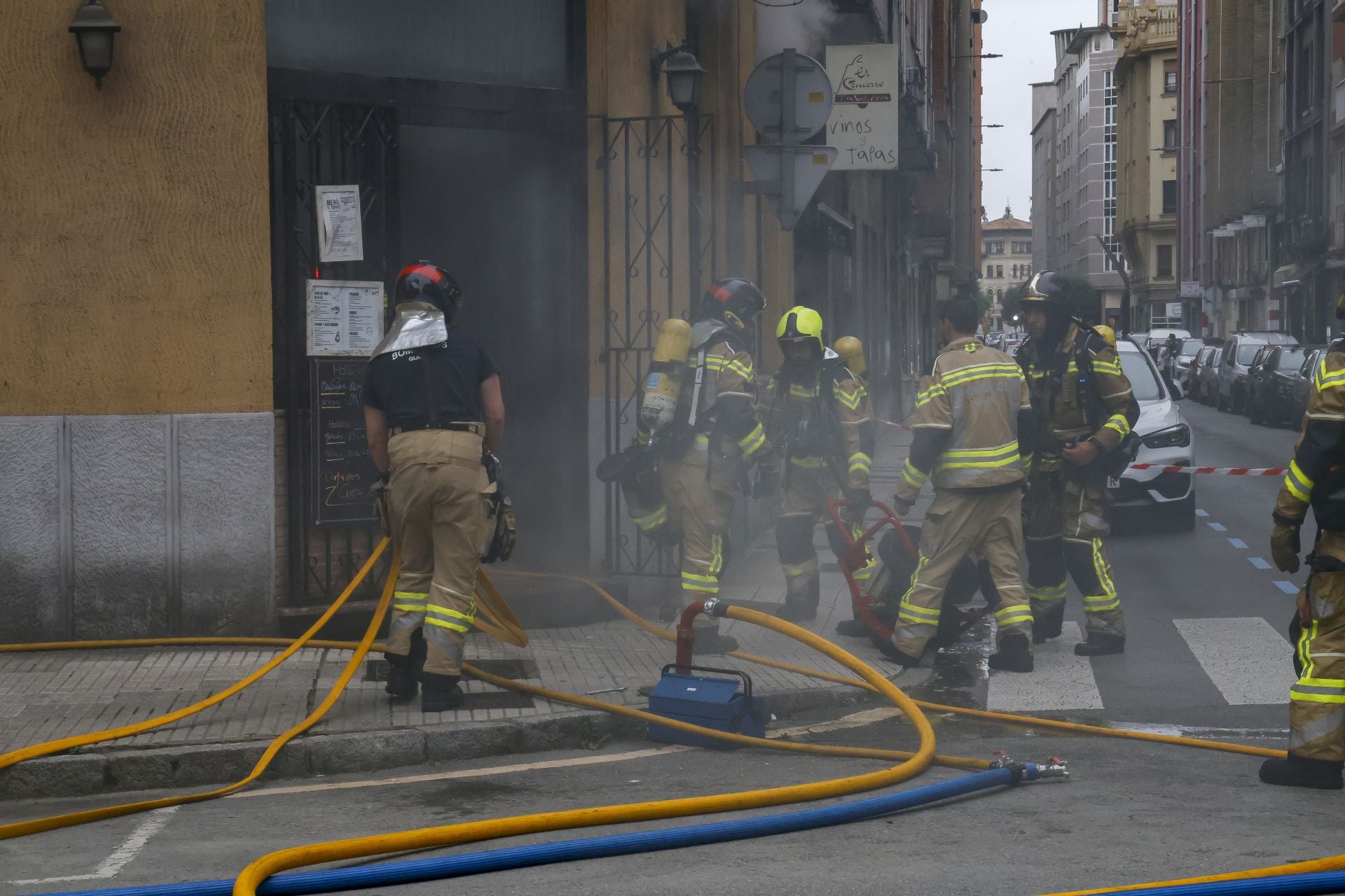 Se reactiva el incendio del restaurante-vinatería El Quinto de Gijón
