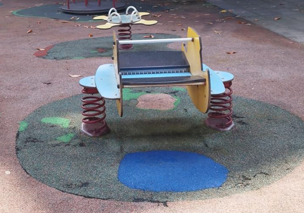 Juegos infantiles deteriorados en Gijón.