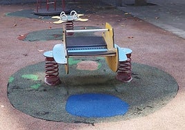 Juegos infantiles deteriorados en Gijón.