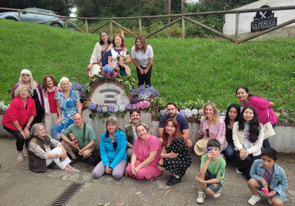 Varios vecinos de Somió tras decorar la fuente de La Peñuca