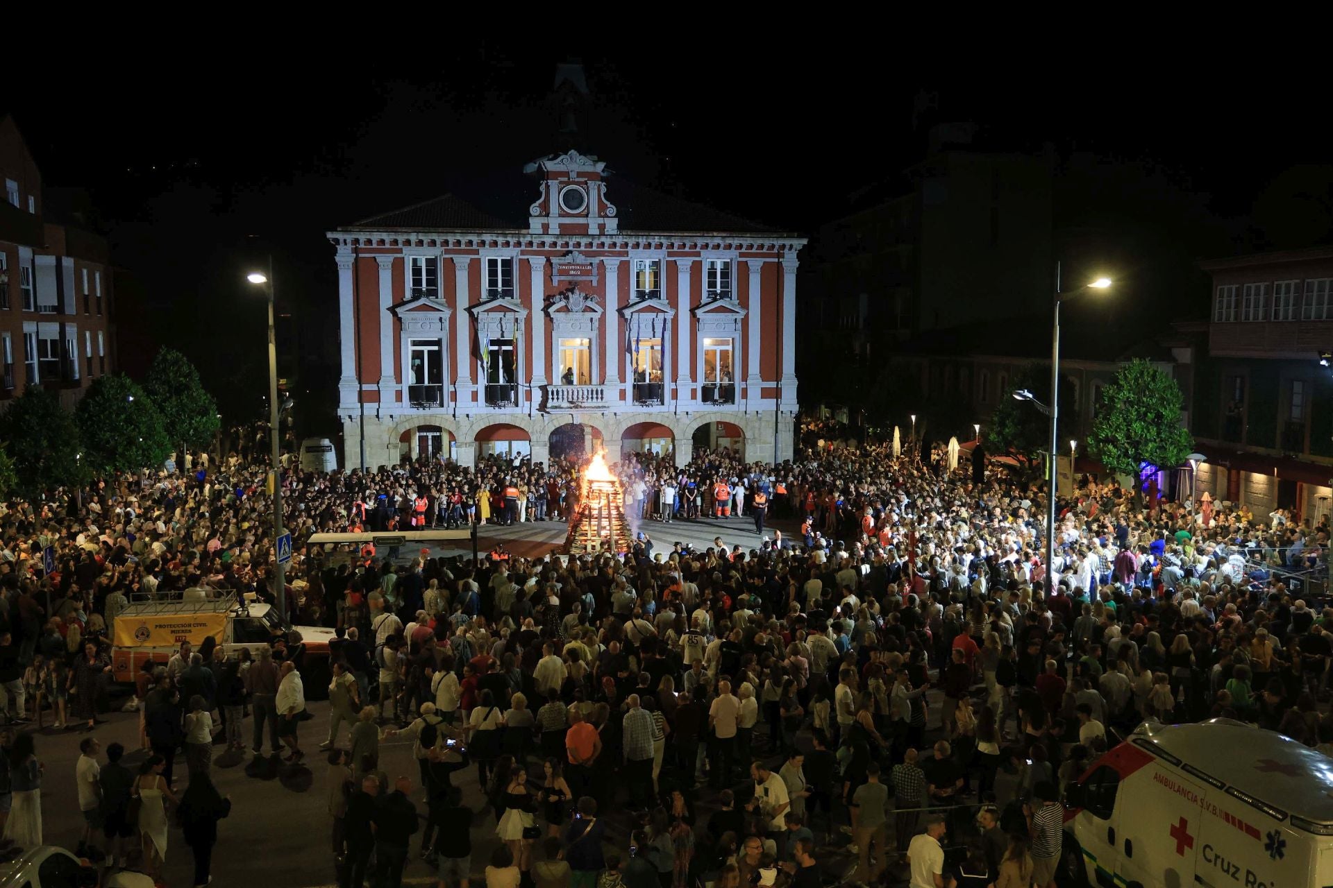 Las hogueras de San Juan iluminan la noche por toda Asturias