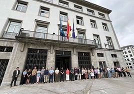Imagen del minuto de silencio guardado al mediodía de hoy en memoria de la última víctima de violencia machista.