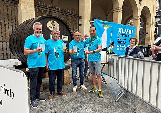 La comitiva naveta, con el alcalde, segundo por la derecha, al frente, en Bilbao.